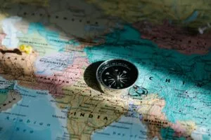 Bússola colocada sobre um mapa