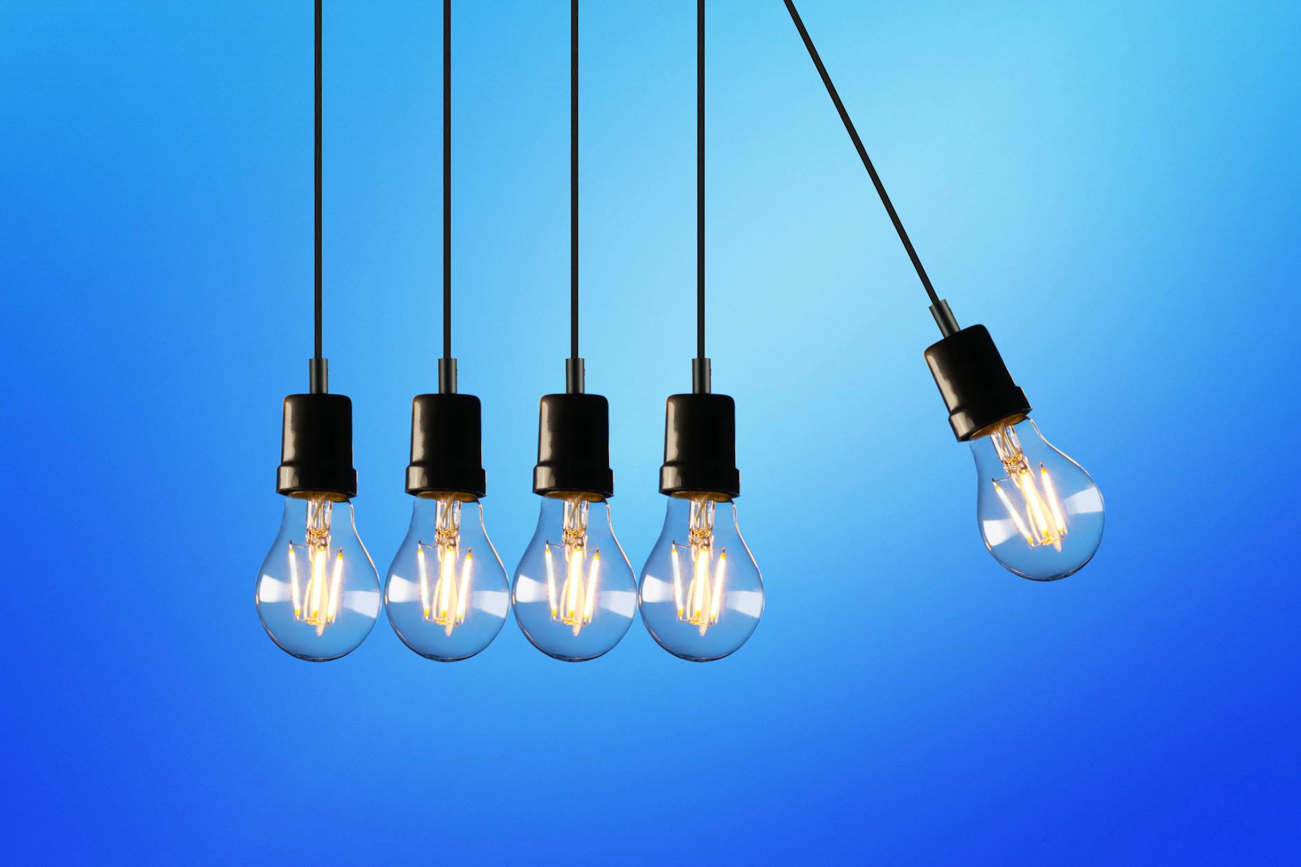 cinco lâmpadas incandescentes indicando que uma ideia pode criar um movimento que faz surgir novas ideais